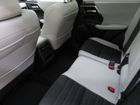 New 2025 Mitsubishi Outlander SE image 22