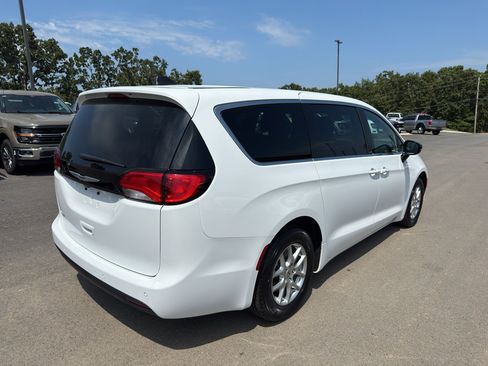 Used 2025 Chrysler Voyager LX FWD image 5