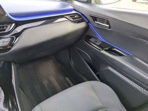 Used 2022 Toyota C-HR XLE image 17