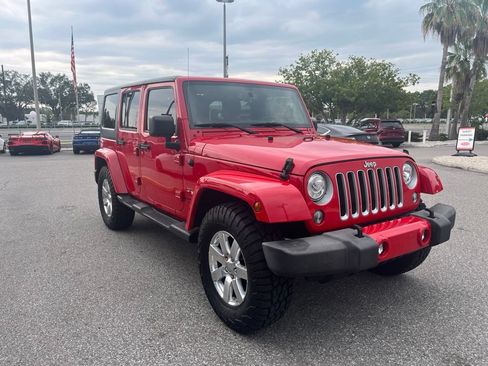 Used 2018 Jeep Wrangler Unlimited Sahara w/ Connectivity Group AWD/4WD image 3