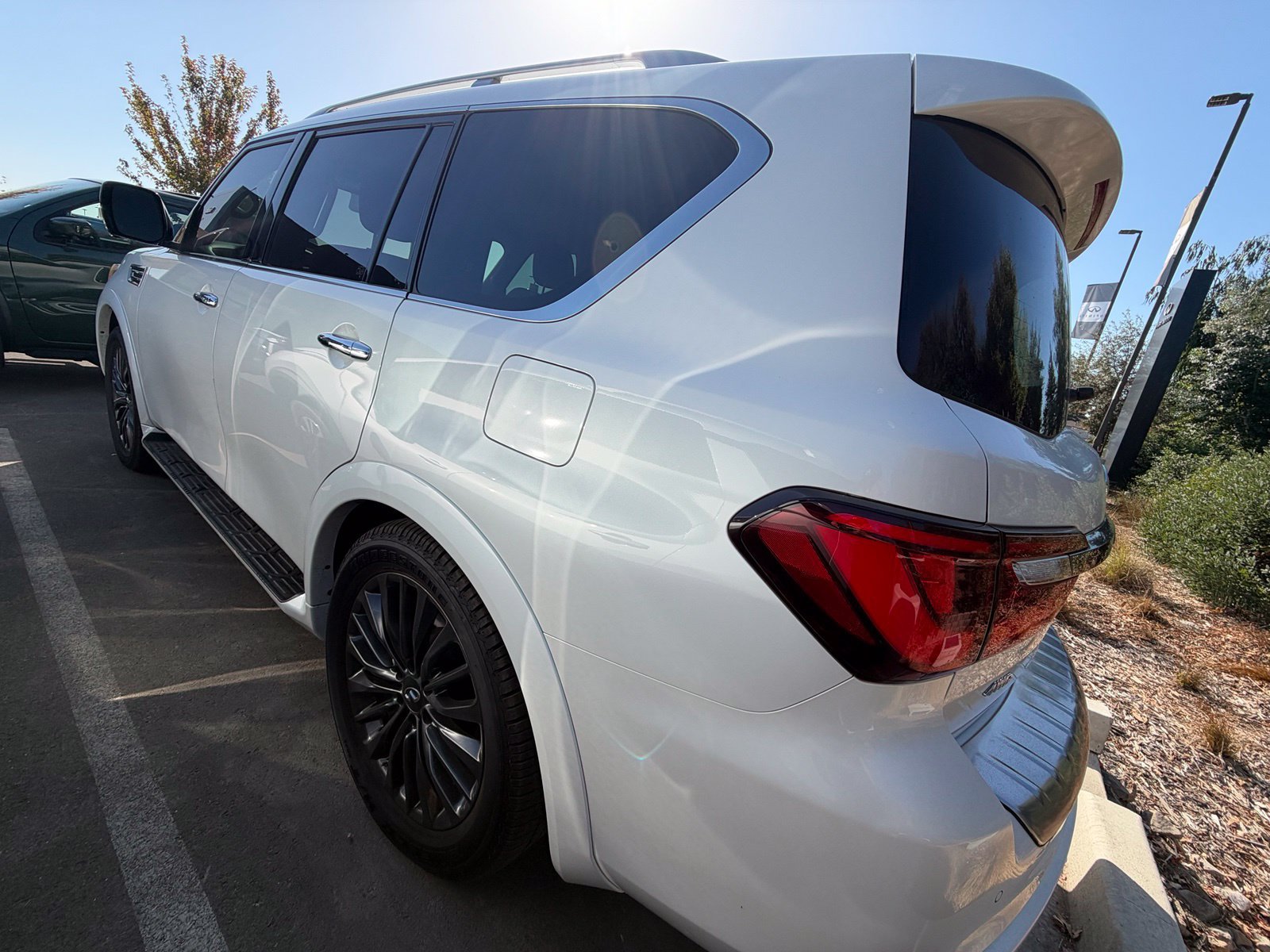 Used 2023 INFINITI QX80 Premium Select w/ Cargo Package AWD/4WD image 3