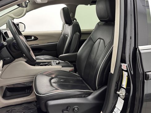 Used 2023 Chrysler Pacifica Limited image 18