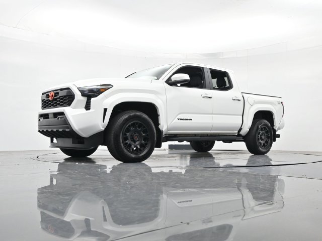 Used 2025 Toyota Tacoma TRD Sport AWD/4WD image 34