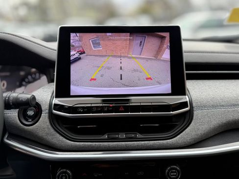 Used 2024 Jeep Compass Latitude image 29