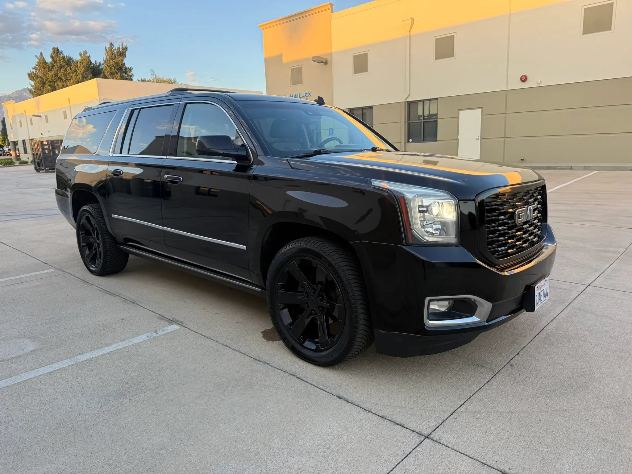 Used 2015 GMC Yukon XL Denali w/ Touring Package AWD/4WD image 4