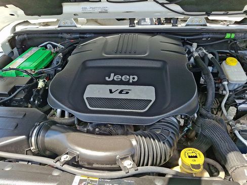 Used 2018 Jeep Wrangler Unlimited Sahara w/ Connectivity Group AWD/4WD image 30