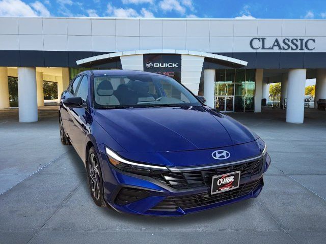 Used 2025 Hyundai Elantra Sport FWD image 2