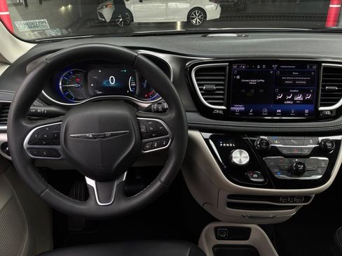 Used 2023 Chrysler Pacifica Touring-L FWD image 16
