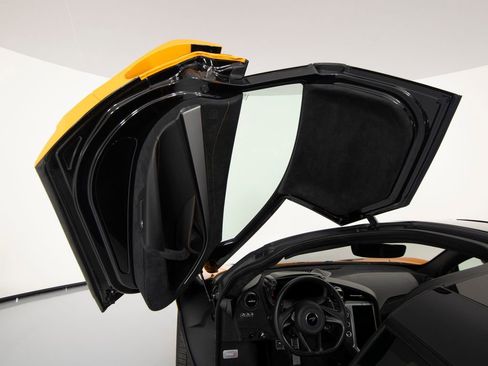 Used 2025 McLaren 750S RWD image 9