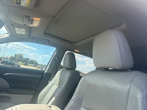 Used 2018 Toyota Highlander Limited FWD image 13