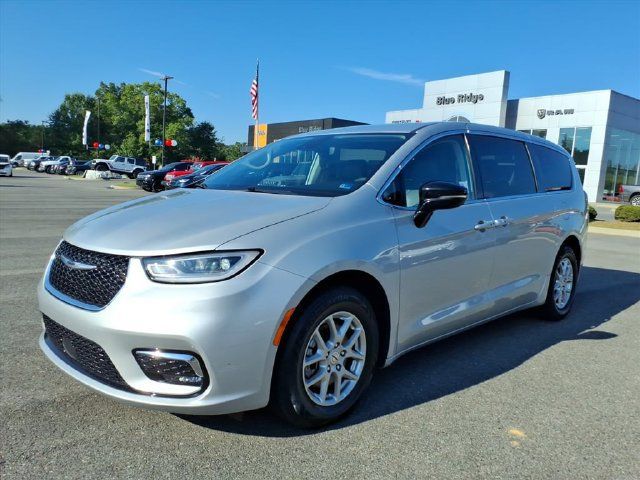 Used 2024 Chrysler Pacifica Touring-L FWD image 11