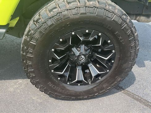 Used 2016 Jeep Wrangler Unlimited Sahara w/ Connectivity Group AWD/4WD image 32