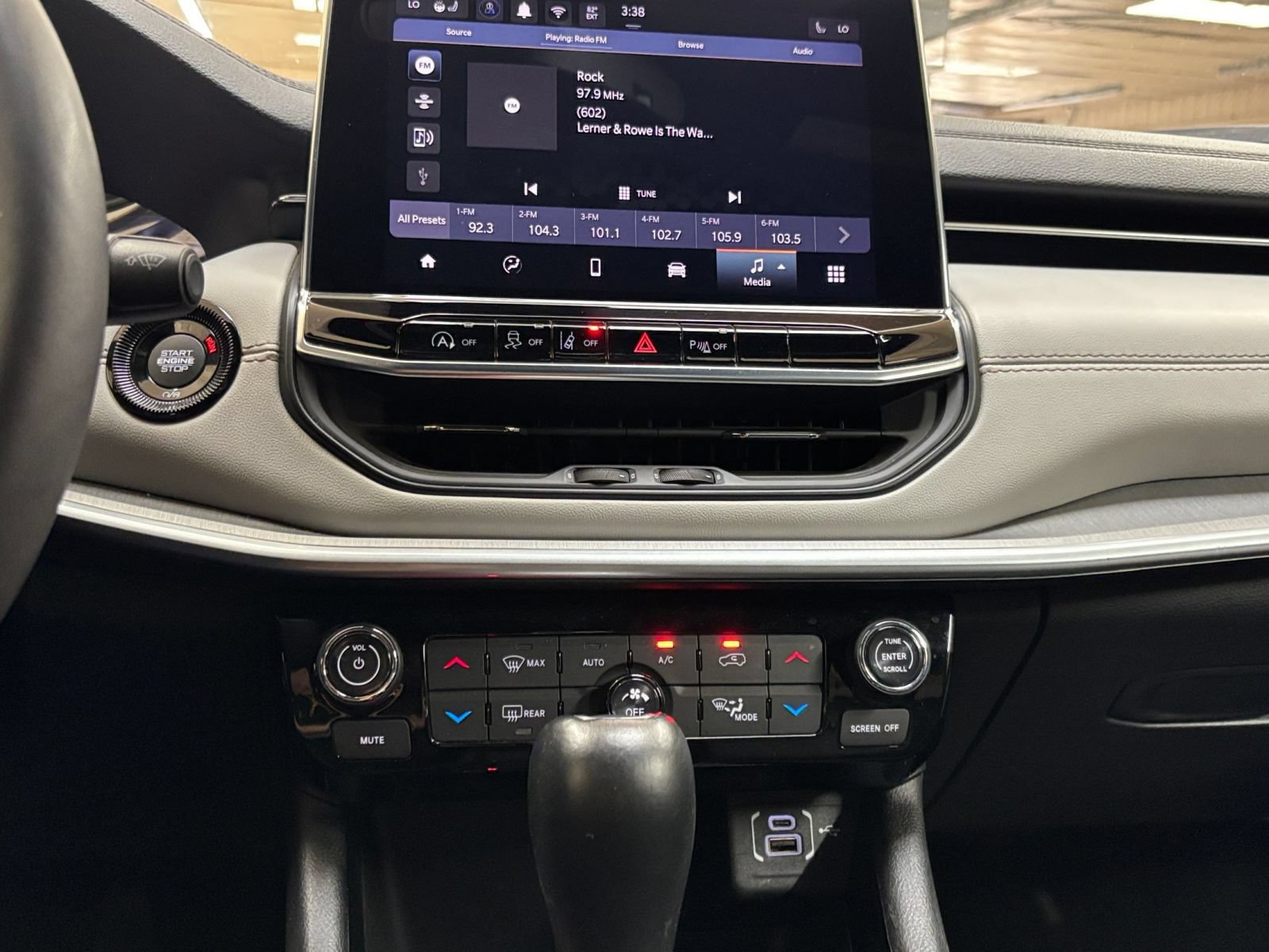 Used 2025 Jeep Compass Limited AWD/4WD image 16