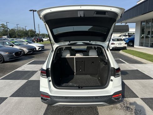 Used 2025 Volkswagen Taos SE FWD image 10