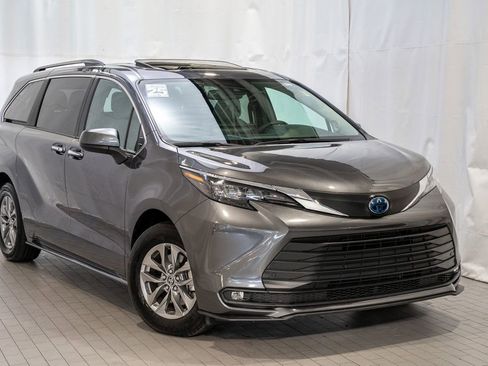 Used 2025 Toyota Sienna XLE image 1