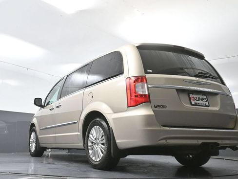 Used 2015 Chrysler Town & Country Limited Platinum w/ Trailer Tow Group FWD image 24