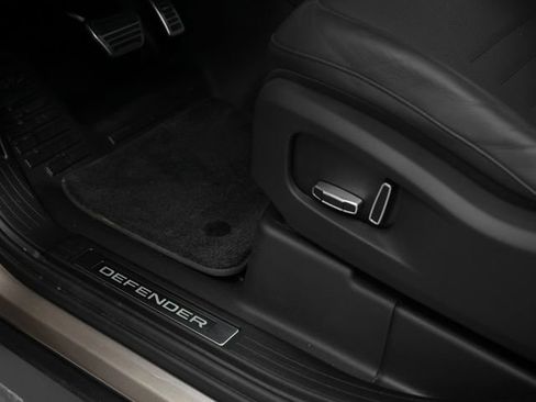 Used 2025 Land Rover Defender 110 image 28