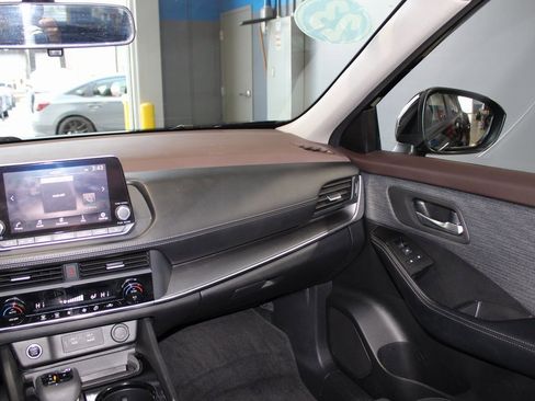 Used 2023 Nissan Rogue SV image 25