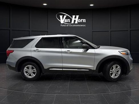 Used 2023 Ford Explorer XLT AWD/4WD image 2