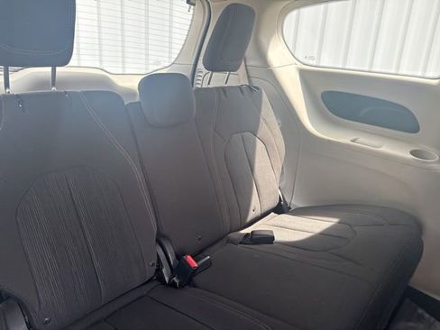Used 2018 Chrysler Pacifica L FWD image 12