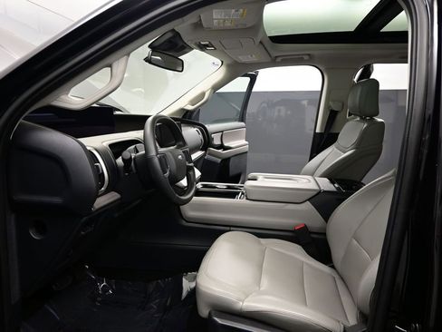 Used 2025 Ford Expedition Active RWD image 8