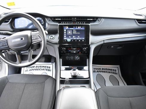 Used 2023 Jeep Grand Cherokee Laredo image 18