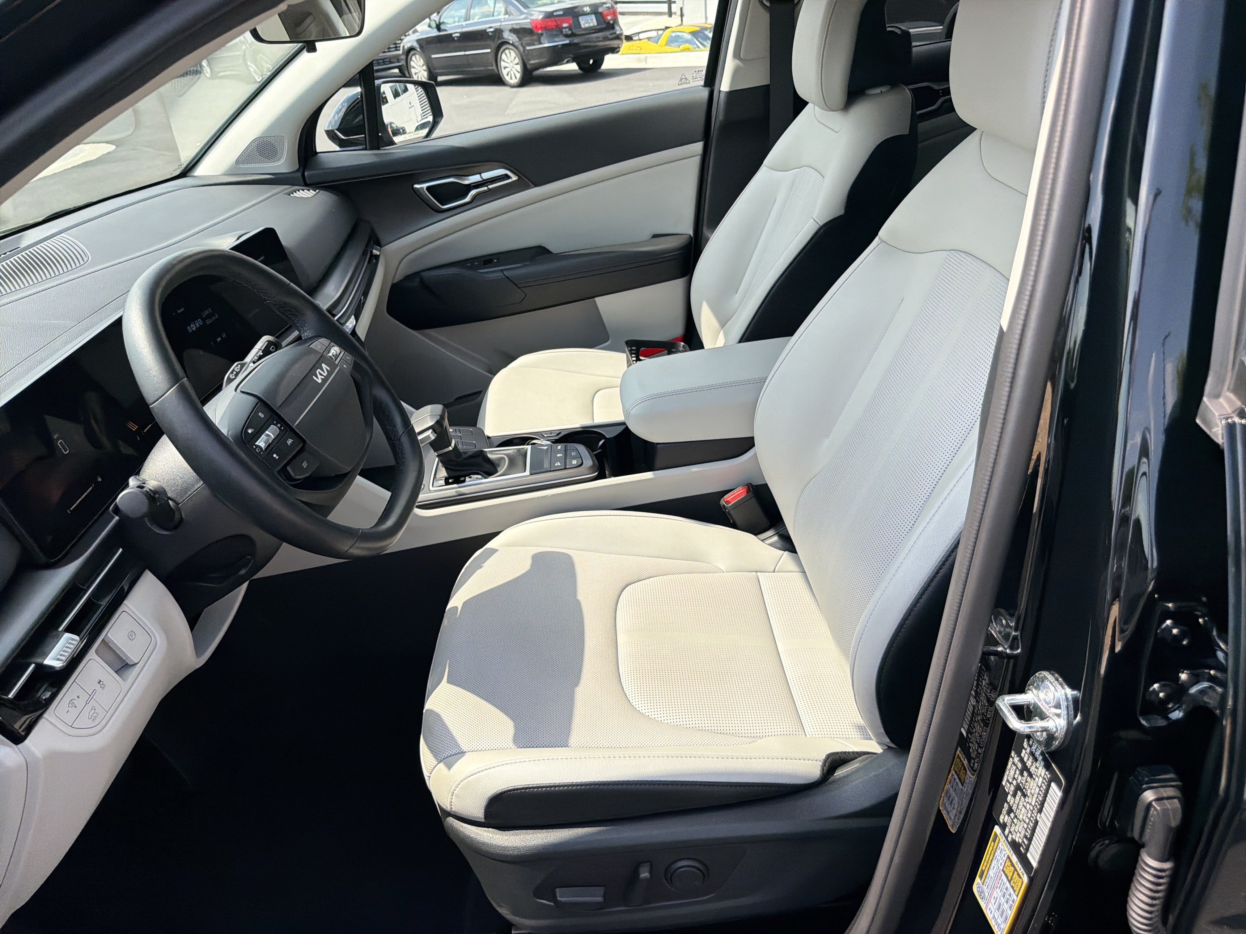Certified 2026 Kia Sportage EX w/ EX Panorama Roof Package FWD image 9