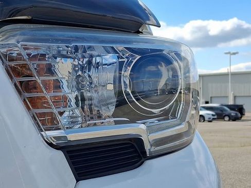 Used 2016 Toyota Tacoma TRD Sport w/ Towing Package RWD image 9