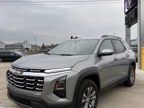 Used 2025 Chevrolet Equinox LT w/ Convenience Package II AWD/4WD image 3