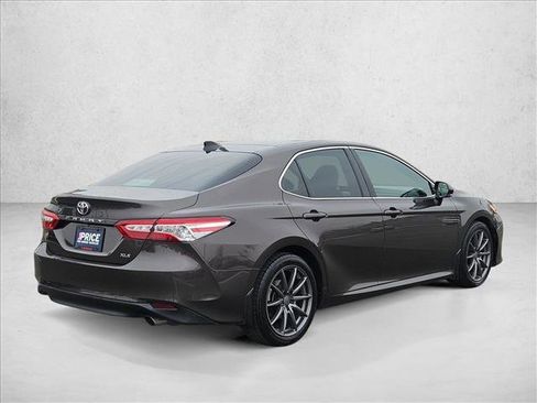Used 2020 Toyota Camry XLE image 3