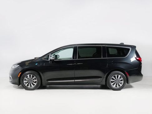 Used 2023 Chrysler Pacifica Limited FWD image 3