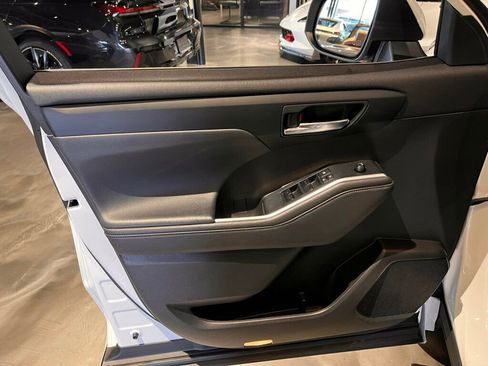 Used 2022 Toyota Highlander XLE image 14