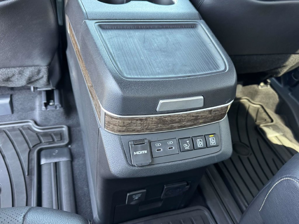 Used 2025 Toyota Sienna Platinum AWD/4WD image 19