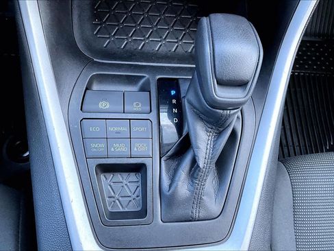 Certified 2021 Toyota RAV4 LE image 33