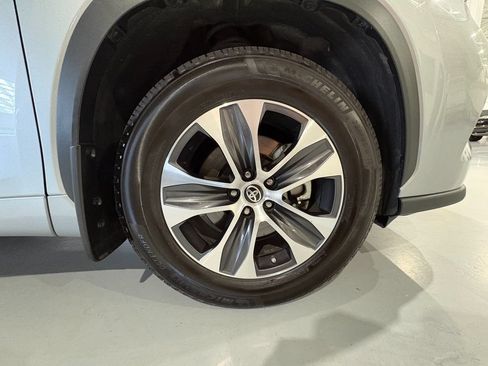 Used 2021 Toyota Highlander XLE AWD/4WD image 59