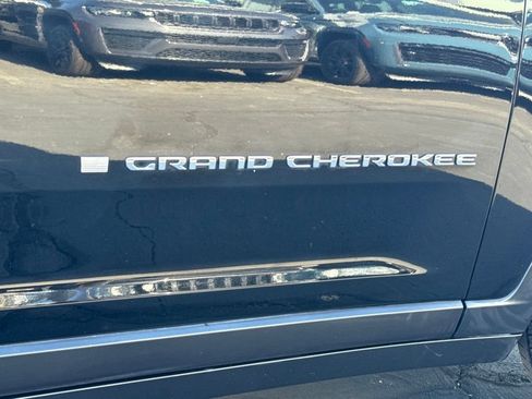 Used 2023 Jeep Grand Cherokee L Limited w/ Trailer Tow Group (B) AWD/4WD image 12