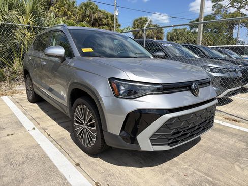 Used 2025 Volkswagen Taos SE FWD image 1