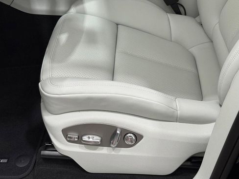 New 2026 Porsche Macan image 23