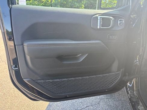 Used 2024 Jeep Wrangler Sahara image 17