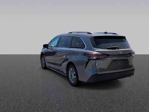 Used 2021 Toyota Sienna XLE w/ XLE Plus Package FWD image 7