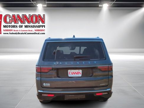 Used 2023 Jeep Wagoneer L Series II image 4