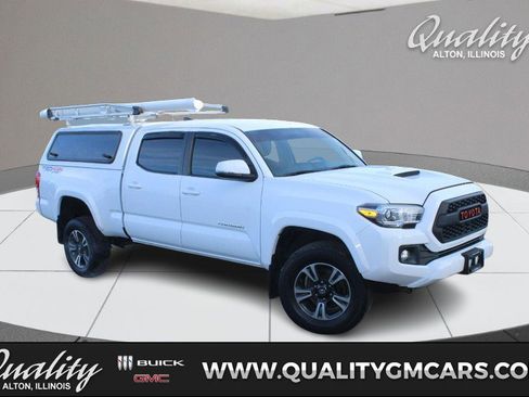 Used 2017 Toyota Tacoma TRD Off-Road image 1