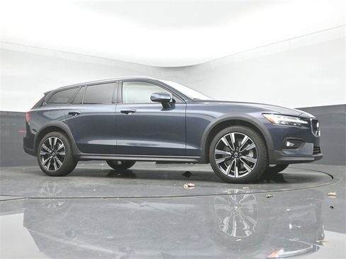 Used 2022 Volvo V60 T5 Cross Country w/ Advanced Package image 34