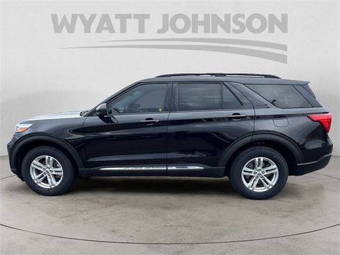 Used 2022 Ford Explorer XLT w/ Equipment Group 202A image 2