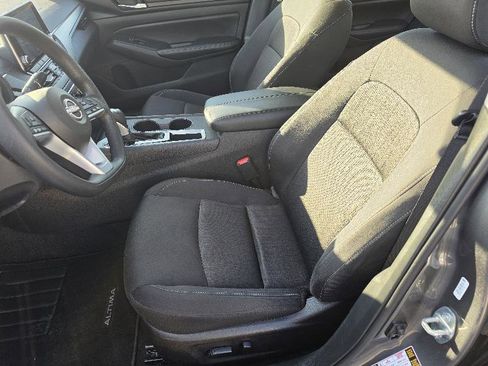 Used 2025 Nissan Altima 2.5 SV FWD image 8