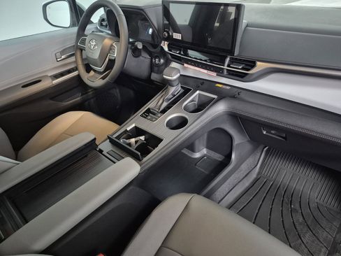 New 2026 Toyota Sienna XLE image 45