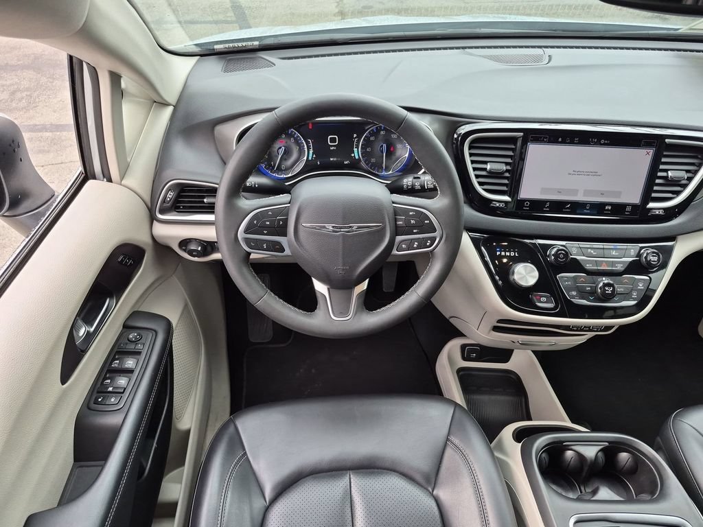 Used 2023 Chrysler Pacifica Touring-L FWD image 13