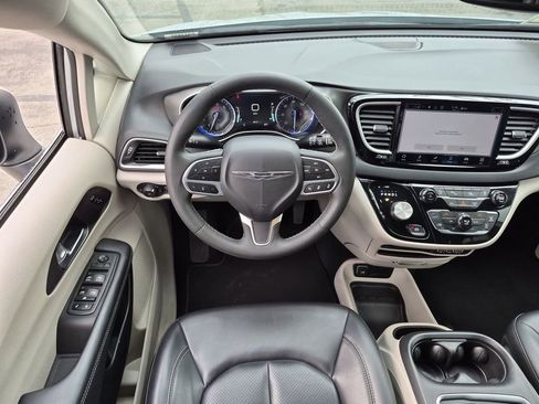 Used 2023 Chrysler Pacifica Touring-L FWD image 13