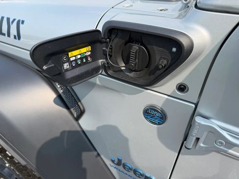 Used 2023 Jeep Wrangler Unlimited w/ Cold Weather Group AWD/4WD image 41