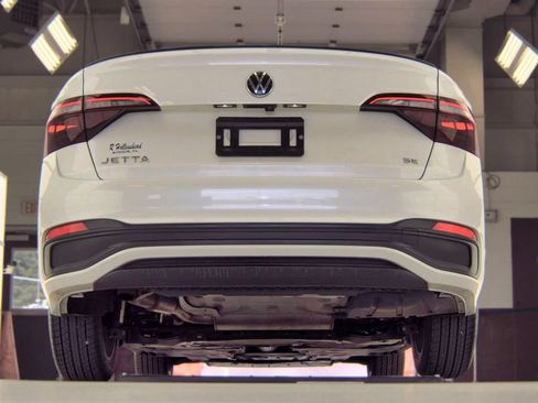 Used 2023 Volkswagen Jetta SE FWD image 9